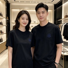 Moncler 蒙口 2026ss 春夏新款首发专柜最新款短袖圆领T恤 高端订制 设计前卫时尚!品牌lo Moncler 蒙口 2026ss 春夏新款首发专柜最新款短袖圆领T恤 高端订制 设计前卫时尚!品牌lo