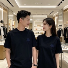 Moncler 蒙口 2026ss 春夏新款首发专柜最新款短袖圆领T恤 高端订制 设计前卫时尚!品牌lo Moncler 蒙口 2026ss 春夏新款首发专柜最新款短袖圆领T恤 高端订制 设计前卫时尚!品牌lo