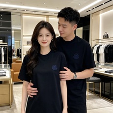 Moncler 蒙口 2026ss 春夏新款首发专柜最新款短袖圆领T恤 高端订制 设计前卫时尚!品牌lo Moncler 蒙口 2026ss 春夏新款首发专柜最新款短袖圆领T恤 高端订制 设计前卫时尚!品牌lo