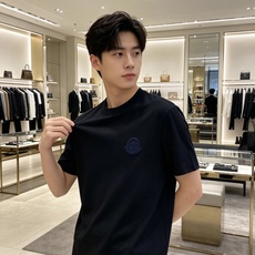 Moncler 蒙口 2026ss 春夏新款首发专柜最新款短袖圆领T恤 高端订制 设计前卫时尚!品牌lo Moncler 蒙口 2026ss 春夏新款首发专柜最新款短袖圆领T恤 高端订制 设计前卫时尚!品牌lo