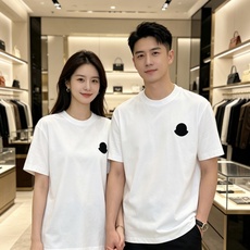 Moncler 蒙口 2026ss 春夏新款首发专柜最新款短袖圆领T恤 高端订制 设计前卫时尚!品牌lo Moncler 蒙口 2026ss 春夏新款首发专柜最新款短袖圆领T恤 高端订制 设计前卫时尚!品牌lo