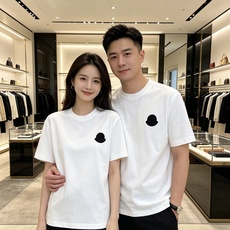 Moncler 蒙口 2026ss 春夏新款首发专柜最新款短袖圆领T恤 高端订制 设计前卫时尚!品牌lo Moncler 蒙口 2026ss 春夏新款首发专柜最新款短袖圆领T恤 高端订制 设计前卫时尚!品牌lo