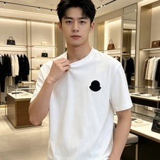 Moncler 蒙口 2026ss 春夏新款首发专柜最新款短袖圆领T恤 高端订制 设计前卫时尚!品牌lo Moncler 蒙口 2026ss 春夏新款首发专柜最新款短袖圆领T恤 高端订制 设计前卫时尚!品牌lo