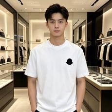Moncler 蒙口 2026ss 春夏新款首发专柜最新款短袖圆领T恤 高端订制 设计前卫时尚!品牌lo Moncler 蒙口 2026ss 春夏新款首发专柜最新款短袖圆领T恤 高端订制 设计前卫时尚!品牌lo