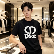 Dior 迪奥 2026ss 春夏新款首发专柜最新款短袖圆领T恤 高端订制 设计前卫时尚!品牌logo重 Dior 迪奥 2026ss 春夏新款首发专柜最新款短袖圆领T恤 高端订制 设计前卫时尚!品牌logo重