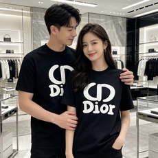 Dior 迪奥 2026ss 春夏新款首发专柜最新款短袖圆领T恤 高端订制 设计前卫时尚!品牌logo重 Dior 迪奥 2026ss 春夏新款首发专柜最新款短袖圆领T恤 高端订制 设计前卫时尚!品牌logo重