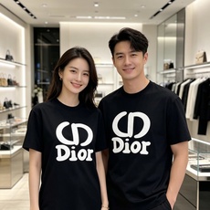 Dior 迪奥 2026ss 春夏新款首发专柜最新款短袖圆领T恤 高端订制 设计前卫时尚!品牌logo重 Dior 迪奥 2026ss 春夏新款首发专柜最新款短袖圆领T恤 高端订制 设计前卫时尚!品牌logo重