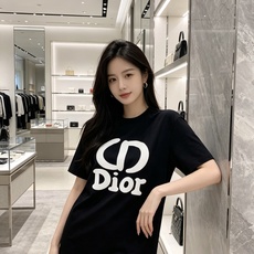 Dior 迪奥 2026ss 春夏新款首发专柜最新款短袖圆领T恤 高端订制 设计前卫时尚!品牌logo重 Dior 迪奥 2026ss 春夏新款首发专柜最新款短袖圆领T恤 高端订制 设计前卫时尚!品牌logo重