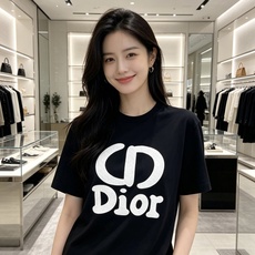 Dior 迪奥 2026ss 春夏新款首发专柜最新款短袖圆领T恤 高端订制 设计前卫时尚!品牌logo重 Dior 迪奥 2026ss 春夏新款首发专柜最新款短袖圆领T恤 高端订制 设计前卫时尚!品牌logo重