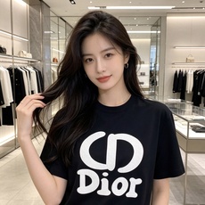 Dior 迪奥 2026ss 春夏新款首发专柜最新款短袖圆领T恤 高端订制 设计前卫时尚!品牌logo重 Dior 迪奥 2026ss 春夏新款首发专柜最新款短袖圆领T恤 高端订制 设计前卫时尚!品牌logo重