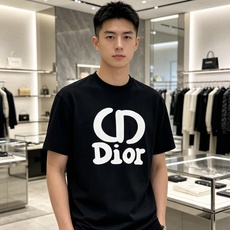 Dior 迪奥 2026ss 春夏新款首发专柜最新款短袖圆领T恤 高端订制 设计前卫时尚!品牌logo重 Dior 迪奥 2026ss 春夏新款首发专柜最新款短袖圆领T恤 高端订制 设计前卫时尚!品牌logo重