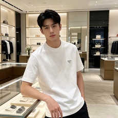 Prada 普拉达 2026ss 春夏新款首发专柜最新款短袖圆领T恤 高端订制 设计前卫时尚!品牌log Prada 普拉达 2026ss 春夏新款首发专柜最新款短袖圆领T恤 高端订制 设计前卫时尚!品牌log