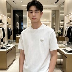 Prada 普拉达 2026ss 春夏新款首发专柜最新款短袖圆领T恤 高端订制 设计前卫时尚!品牌log Prada 普拉达 2026ss 春夏新款首发专柜最新款短袖圆领T恤 高端订制 设计前卫时尚!品牌log
