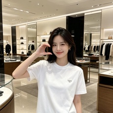 Prada 普拉达 2026ss 春夏新款首发专柜最新款短袖圆领T恤 高端订制 设计前卫时尚!品牌log Prada 普拉达 2026ss 春夏新款首发专柜最新款短袖圆领T恤 高端订制 设计前卫时尚!品牌log