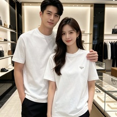 Prada 普拉达 2026ss 春夏新款首发专柜最新款短袖圆领T恤 高端订制 设计前卫时尚!品牌log Prada 普拉达 2026ss 春夏新款首发专柜最新款短袖圆领T恤 高端订制 设计前卫时尚!品牌log
