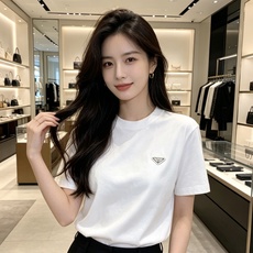 Prada 普拉达 2026ss 春夏新款首发专柜最新款短袖圆领T恤 高端订制 设计前卫时尚!品牌log Prada 普拉达 2026ss 春夏新款首发专柜最新款短袖圆领T恤 高端订制 设计前卫时尚!品牌log