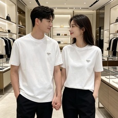 Prada 普拉达 2026ss 春夏新款首发专柜最新款短袖圆领T恤 高端订制 设计前卫时尚!品牌log Prada 普拉达 2026ss 春夏新款首发专柜最新款短袖圆领T恤 高端订制 设计前卫时尚!品牌log