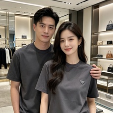 Prada 普拉达 2026ss 春夏新款首发专柜最新款短袖圆领T恤 高端订制 设计前卫时尚!品牌log Prada 普拉达 2026ss 春夏新款首发专柜最新款短袖圆领T恤 高端订制 设计前卫时尚!品牌log