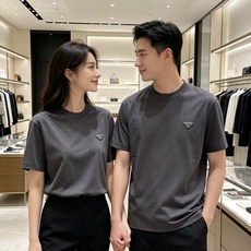 Prada 普拉达 2026ss 春夏新款首发专柜最新款短袖圆领T恤 高端订制 设计前卫时尚!品牌log Prada 普拉达 2026ss 春夏新款首发专柜最新款短袖圆领T恤 高端订制 设计前卫时尚!品牌log