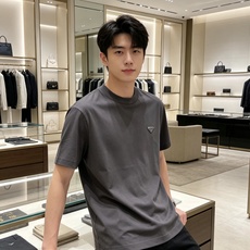 Prada 普拉达 2026ss 春夏新款首发专柜最新款短袖圆领T恤 高端订制 设计前卫时尚!品牌log Prada 普拉达 2026ss 春夏新款首发专柜最新款短袖圆领T恤 高端订制 设计前卫时尚!品牌log