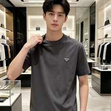 Prada 普拉达 2026ss 春夏新款首发专柜最新款短袖圆领T恤 高端订制 设计前卫时尚!品牌log Prada 普拉达 2026ss 春夏新款首发专柜最新款短袖圆领T恤 高端订制 设计前卫时尚!品牌log