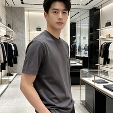 Prada 普拉达 2026ss 春夏新款首发专柜最新款短袖圆领T恤 高端订制 设计前卫时尚!品牌log Prada 普拉达 2026ss 春夏新款首发专柜最新款短袖圆领T恤 高端订制 设计前卫时尚!品牌log