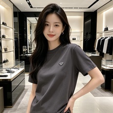 Prada 普拉达 2026ss 春夏新款首发专柜最新款短袖圆领T恤 高端订制 设计前卫时尚!品牌log Prada 普拉达 2026ss 春夏新款首发专柜最新款短袖圆领T恤 高端订制 设计前卫时尚!品牌log