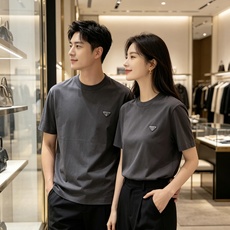 Prada 普拉达 2026ss 春夏新款首发专柜最新款短袖圆领T恤 高端订制 设计前卫时尚!品牌log Prada 普拉达 2026ss 春夏新款首发专柜最新款短袖圆领T恤 高端订制 设计前卫时尚!品牌log
