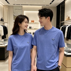Prada 普拉达 2026ss 春夏新款首发专柜最新款短袖圆领T恤 高端订制 设计前卫时尚!品牌log Prada 普拉达 2026ss 春夏新款首发专柜最新款短袖圆领T恤 高端订制 设计前卫时尚!品牌log