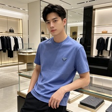 Prada 普拉达 2026ss 春夏新款首发专柜最新款短袖圆领T恤 高端订制 设计前卫时尚!品牌log Prada 普拉达 2026ss 春夏新款首发专柜最新款短袖圆领T恤 高端订制 设计前卫时尚!品牌log