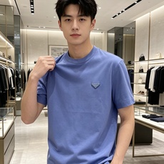 Prada 普拉达 2026ss 春夏新款首发专柜最新款短袖圆领T恤 高端订制 设计前卫时尚!品牌log Prada 普拉达 2026ss 春夏新款首发专柜最新款短袖圆领T恤 高端订制 设计前卫时尚!品牌log