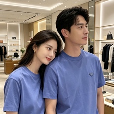 Prada 普拉达 2026ss 春夏新款首发专柜最新款短袖圆领T恤 高端订制 设计前卫时尚!品牌log Prada 普拉达 2026ss 春夏新款首发专柜最新款短袖圆领T恤 高端订制 设计前卫时尚!品牌log