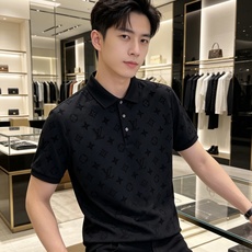 LV 2026ss夏季新款 logo男士翻领Polo衫!经典商务男款,高端男装的天花板级别的商务男款!简 LV 2026ss夏季新款 logo男士翻领Polo衫!经典商务男款,高端男装的天花板级别的商务男款!简