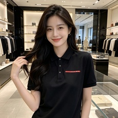 Prada 普拉达 2026ss春夏新款首发专柜最新POLO衫 高端订制 设计前卫时尚!品牌logo重工 Prada 普拉达 2026ss春夏新款首发专柜最新POLO衫 高端订制 设计前卫时尚!品牌logo重工
