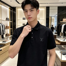 LV 2026ss夏季新款 logo男士翻领Polo衫!经典商务男款,高端男装的天花板级别的商务男款!简 LV 2026ss夏季新款 logo男士翻领Polo衫!经典商务男款,高端男装的天花板级别的商务男款!简