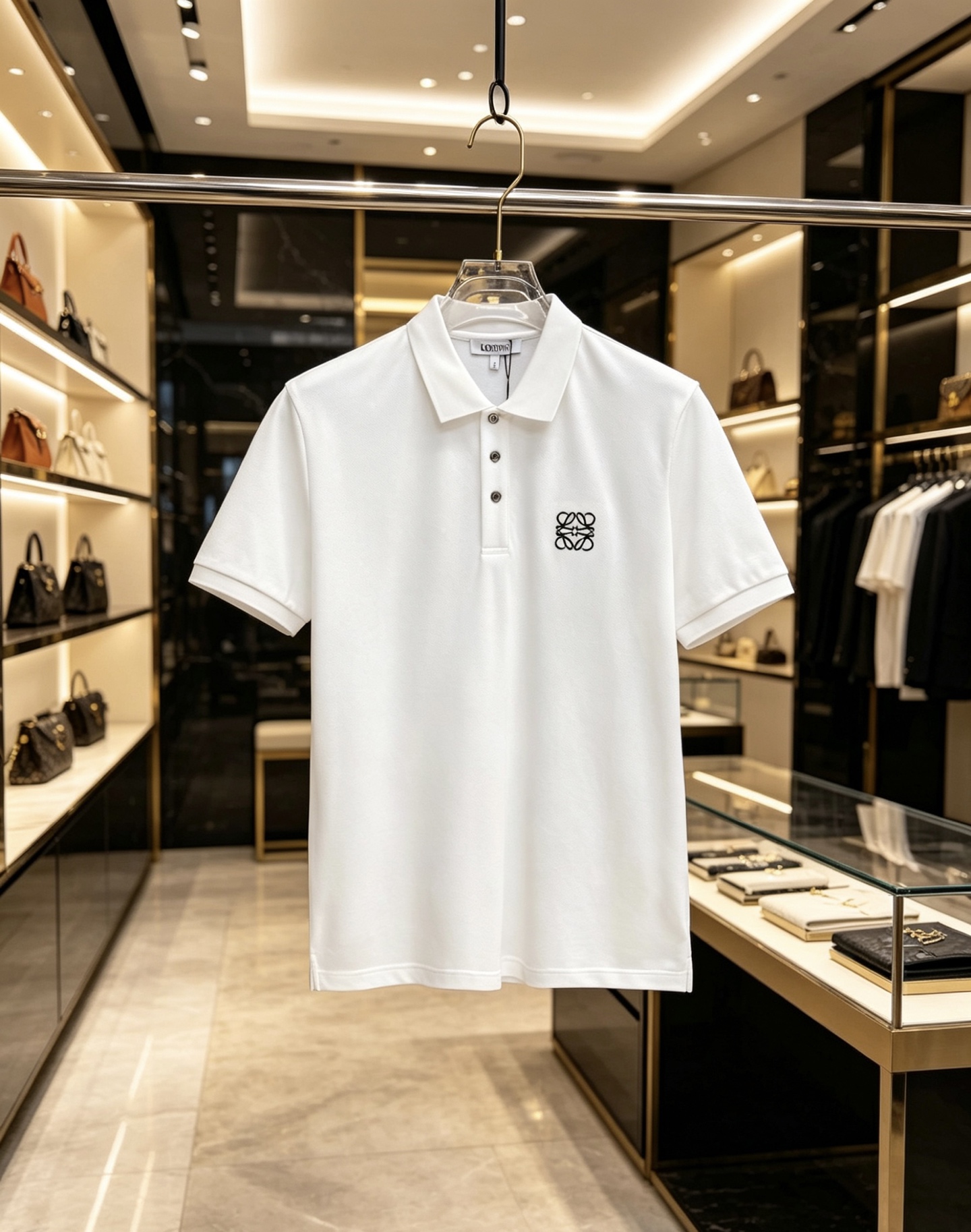 NO:847458,Loewe Luo Yiwei 2026ss new spring and summer new debut counter latest POLO shirt high-end custom design avant-garde fashion!  The brand logo is designed with heavy craftsmanship. High-end customized 230g fabric. Soft to the touch. Comfortable to wear. Exquisite stitching at the counter level. Fine workmanship. The upper body effect is incomparably handsome!  A must-have item for a stylish man!  Color Black White Size M-3XL,,loewe,loewe,19860909Loewe 罗意威 2026ss春夏新款首发专柜最新POLO衫 高端订制 设计前卫时尚！品牌logo重工艺设计 高端定制230克面料.手感柔软.穿着舒适.专柜级别精致车线.做工精细.上身效果无敌帅气！型男必备单品！ 颜色黑色 白色 码数M-3XL,,loewe,loewe,,Men's clothing