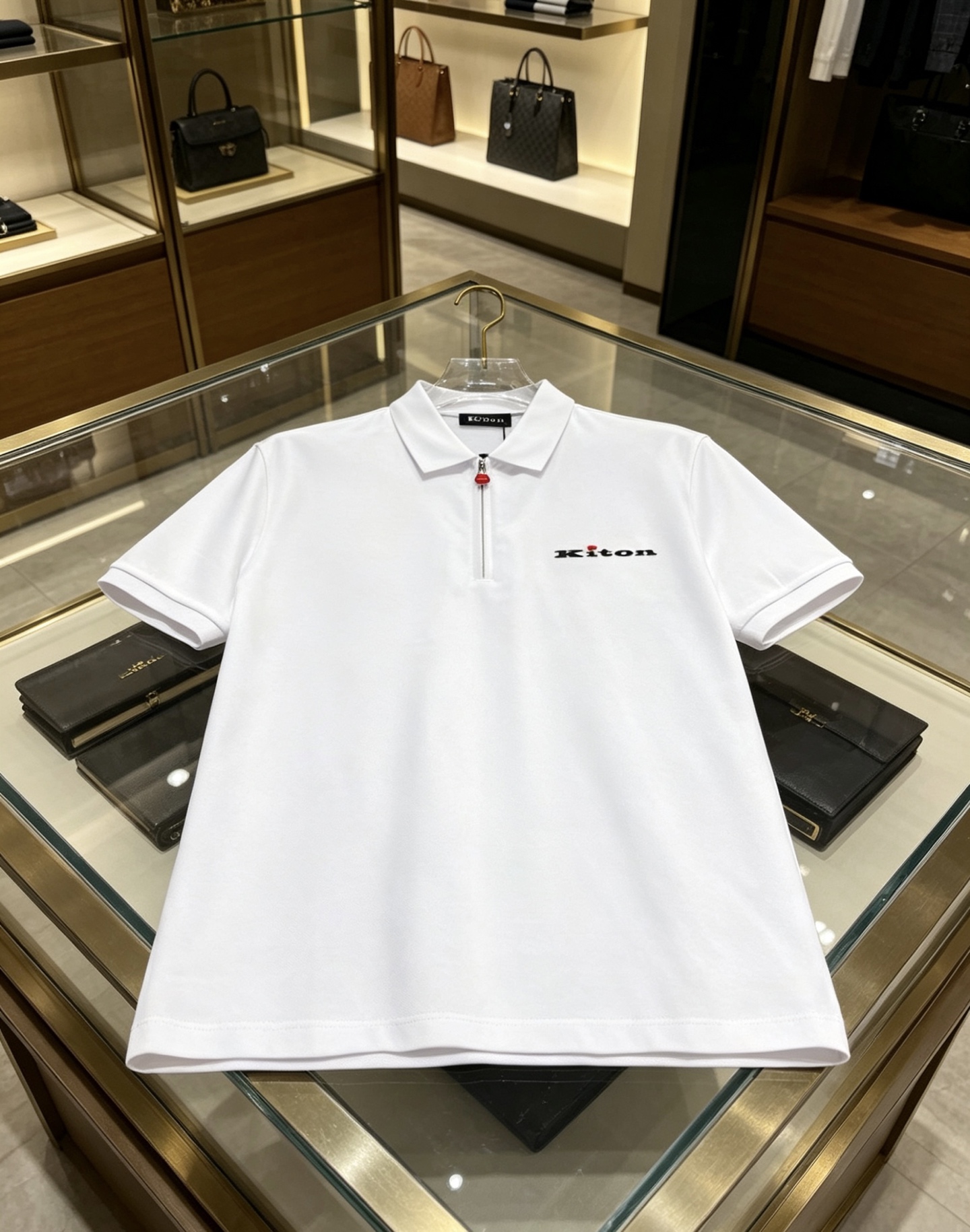 NO:847471,Kiton 2026ss new spring and summer new debut counter, the latest POLO shirts, high-end customization, avant-garde and fashionable designs!  The brand logo is designed with heavy craftsmanship. High-end customized 230g fabric. Soft to the touch. Comfortable to wear. Exquisite stitching at the counter level. Fine workmanship. The upper body effect is incomparably handsome!  A must-have item for a stylish man!  Color Black White Size M-3XL,,19860909Kiton 2026ss春夏新款首发专柜最新POLO衫 高端订制 设计前卫时尚！品牌logo重工艺设计 高端定制230克面料.手感柔软.穿着舒适.专柜级别精致车线.做工精细.上身效果无敌帅气！型男必备单品！ 颜色黑色 白色 码数M-3XL,,,Men's clothing