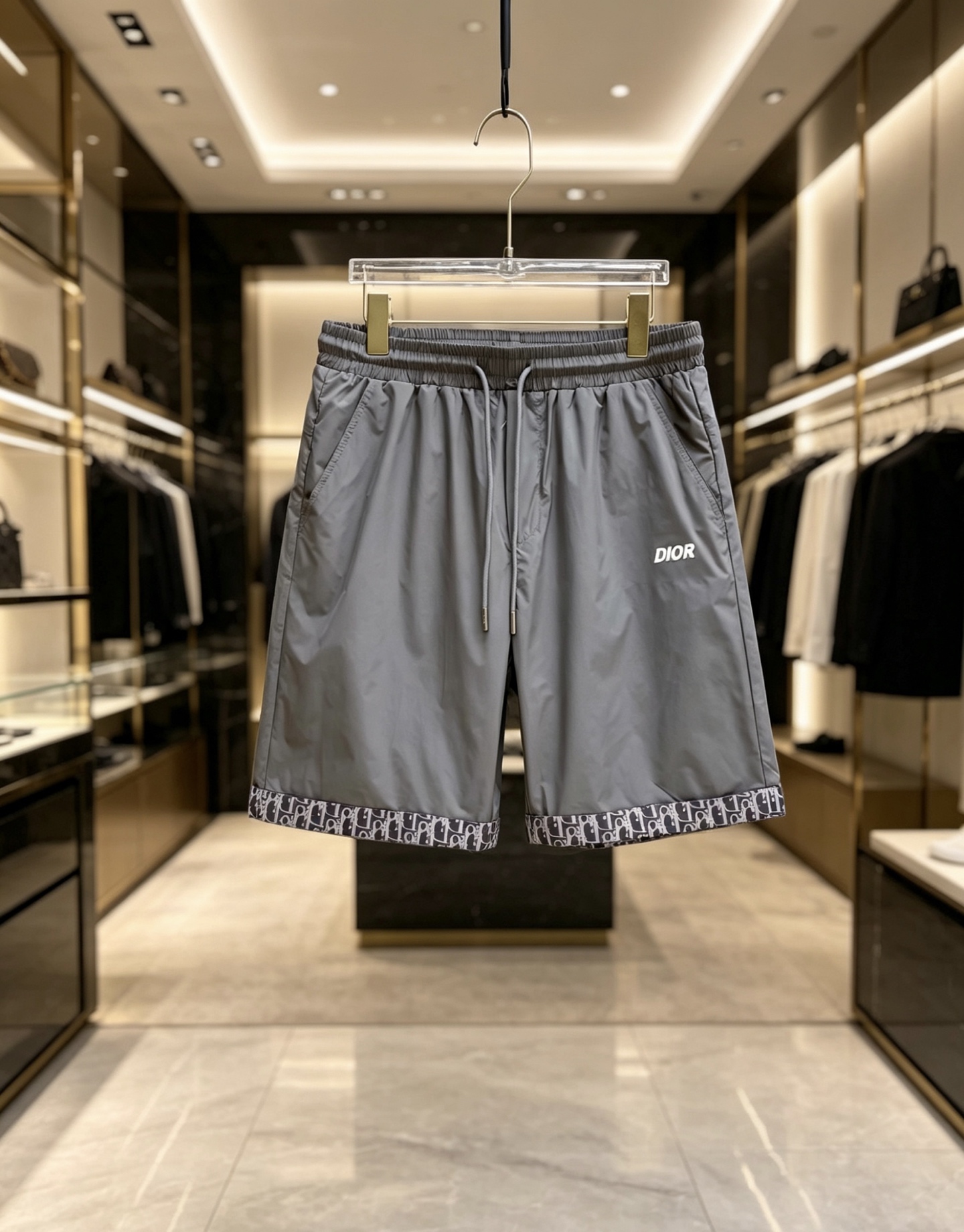 NO:847487,Dior Dior  The 2026ss summer limited edition Oblique presbyopic patchwork casual shorts cleverly combine the brand's iconic elements with modern functional tailoring. Made of high-density anti-wrinkle nylon fabric, the upper body is light and breathable, with a drapey texture, and is not afraid of the sweltering summer heat. The waistband is designed with elastic drawstrings and metal rope head details for comfort.  Comfortable and sophisticated; the iconic Oblique cuffing design on the legs of the trousers is a low-key way to inject brand recognition. It is matched with the eye-catching Dior letter logo on the front and the CD badge pocket on the back, and is full of details. The loose straight version modifies the leg shape, and can easily create a relaxed and high-quality style whether it is for vacation or daily wear.  Color Black Gray Size 48-56,,dior,dior,shorts,19860909Dior 迪奥 2026ss夏季限定Oblique老花拼接休闲短裤,将品牌标志性元素与现代机能剪裁巧妙融合.甄选高密抗皱尼龙面料打造,上身轻薄透气,自带垂坠质感,无惧夏日闷热.腰头采用松紧抽绳设计,搭配金属绳头细节,兼顾舒适与精致；裤脚标志性Oblique老花翻边设计,低调注入品牌辨识度,搭配正面醒目Dior字母标识与背面CD徽章口袋,细节拉满.宽松直筒版型修饰腿型,无论是度假出行还是日常穿搭,都能轻松塑造松弛高级的质感格调. 颜色黑色 灰色 码数48-56,,dior,dior,shorts,,Men's clothing