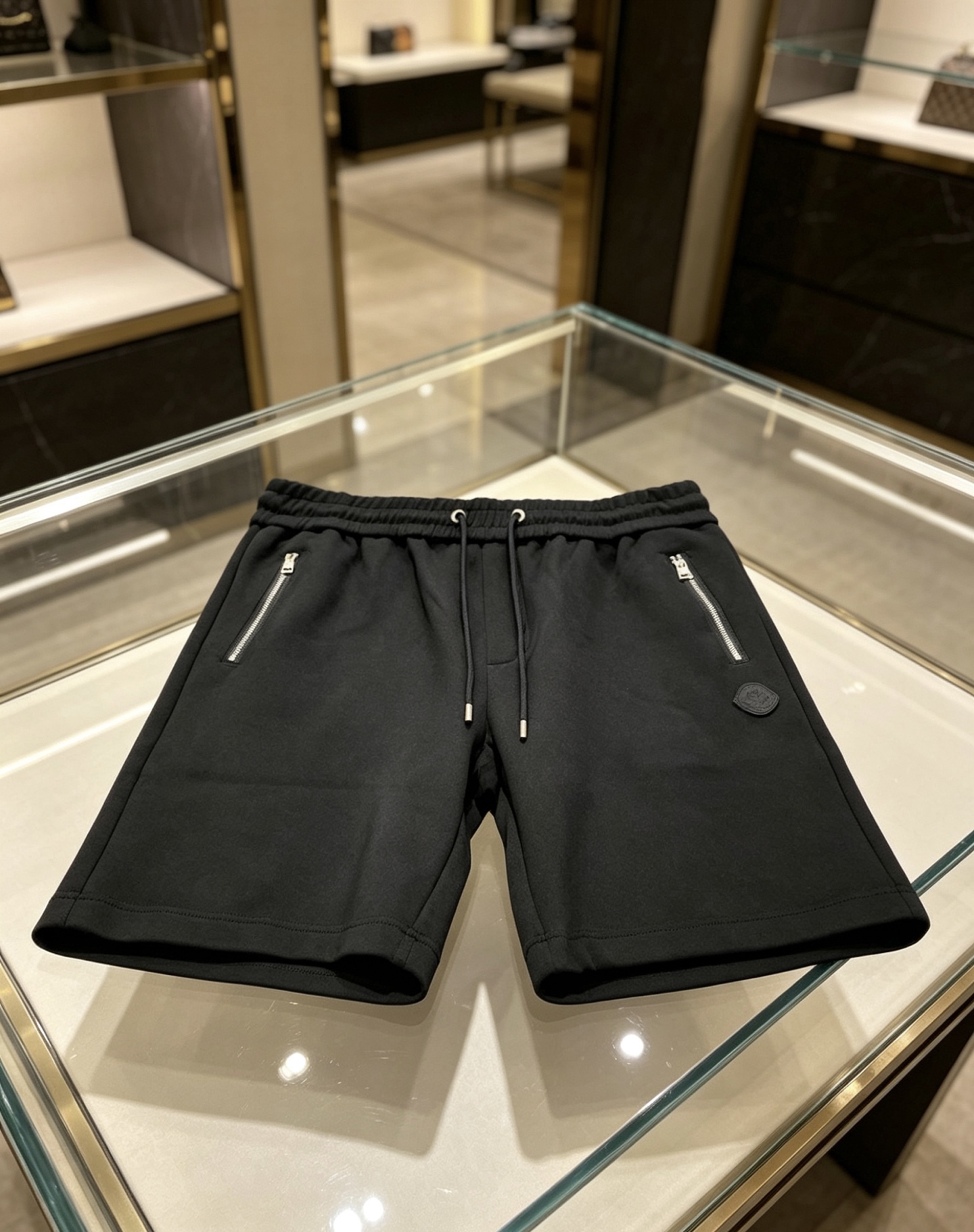 NO:847489,Moncler 2026ss new spring and summer casual shorts!  The channel is rare and super popular synchronous fashion items. It is good at the most fashionable shorts in the new season on the basis of practical wearability!  Made from customer-supplied cotton fabric, it is a comfortable and breathable fabric that is very cool and textured to wear!  The latest 2026 micro-label elastic waist design, the upper body effect is very versatile, this season's most popular new simple and atmospheric elements, the low-key and versatile combination fully interprets the most popular design this summer, the wear is relaxed and comfortable, it can be matched with any combination, and the upper body can be easily worn with a fashionable look!  Size M-3XL,,Moncler,shorts,19860909Moncler 蒙口 2026ss春夏新款休闲短裤！渠道稀出,超级火爆同步时尚单品,擅长在遵循实穿性的基础上,新季最时髦的短裤！ 客供棉面料质感精制而成,舒适透气的面料,穿着相当凉爽有质感！2026最新微标松紧腰设计,版型上身效果非常百搭,本季最出圈新型简约大气元素,搭配低调百搭把今年夏天最流行的设计演绎的淋漓尽致,穿着松弛有度,舒适宜人,任意搭配,上身轻松穿时尚造型感！ 尺码M-3XL,,Moncler,shorts,,Men's clothing