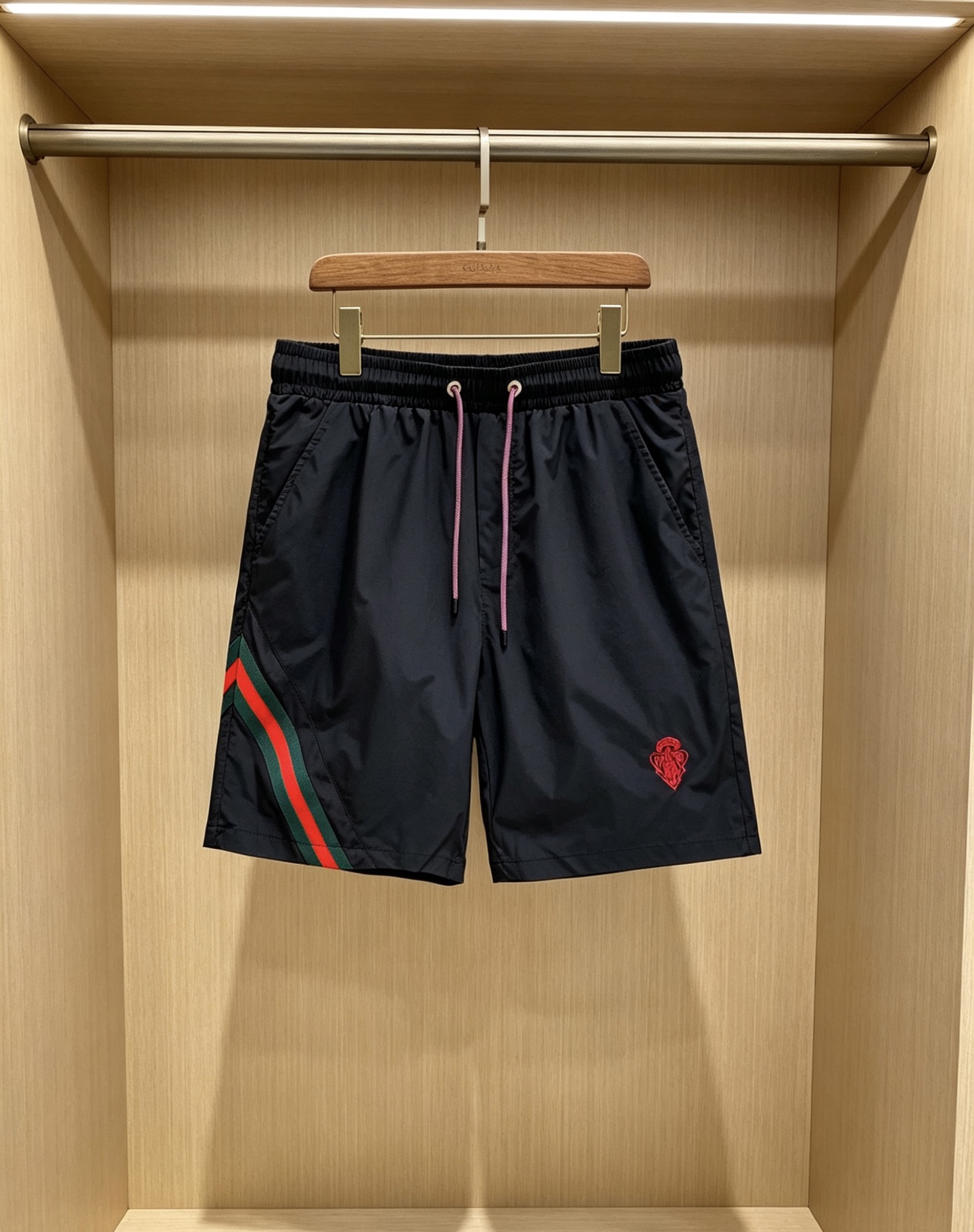NO:931628,Gucci1911 Gucci's new spring and summer webbing embroidered casual shorts, welded directly into the summer wardrobe!  Classic red and green webbing splicing + brand emblem embroidery, full of recognition, and the upper body has a retro trendy feel. High-count breathable fabrics, crisp but not soft, refreshing and not sweaty in summer. Elastic drawstring waistband + loose straight cut, suitable for both men and women regardless of body shape. Forest green/classic black two-color optional, green is refreshing and eye-catching, black is versatile and slimming, close your eyes without stepping on thunder!  Code number 48-56,,gucci,gucci,shorts,19860909Gucci1911古驰春夏新款织带刺绣休闲短裤,直接焊在夏日衣柜里！ 经典红绿织带拼接+品牌徽章刺绣,辨识度拉满,上身自带复古潮流感 高支透气面料,挺括不软塌,夏天穿清爽不闷汗 松紧抽绳腰头+宽松直筒剪裁,不挑身材,男女都能搭 森林绿/经典黑双色可选,绿的清爽吸睛,黑的百搭显瘦,闭眼入不踩雷！ 码数48-56,,gucci,gucci,shorts,,Men's clothing