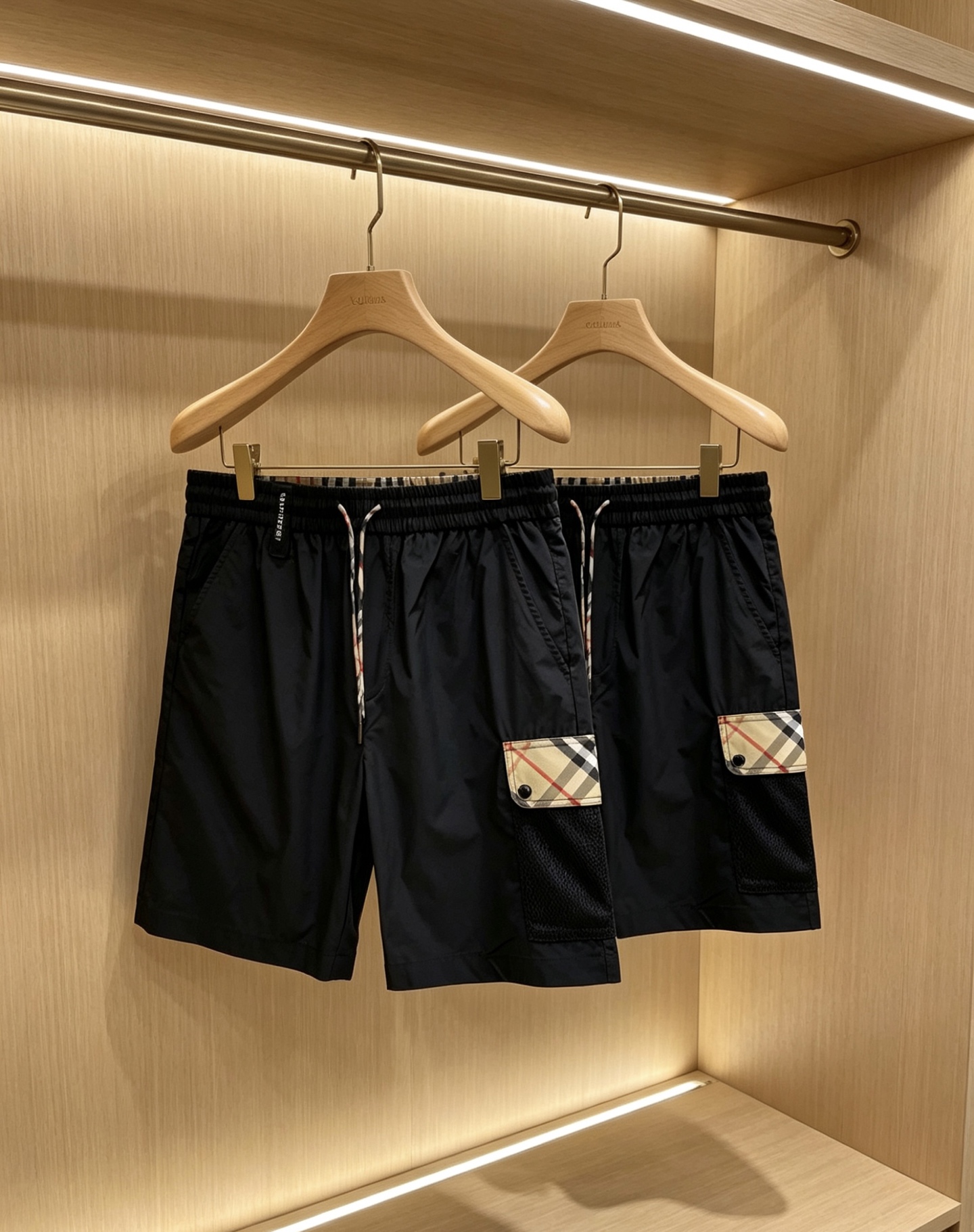 NO:931639,Burberry [2026 Spring and Summer New Style · Burberry Plaid Spliced ​​Casual Shorts] The classic plaid reshapes the summer style, giving you a relaxed and high-end feel throughout the summer!  [Customized lightweight fabric] Crisp and breathable, with anti-wrinkle and drapey feel, it will not collapse after sitting for a long time or sweating, so it is zero burden to wear in summer [Classic plaid splicing] Retro plaid pockets on the side + mesh splicing design, full of brand recognition, low-key and self-recognizable [full of details and texture]  Waistband with woven logo of the same brand, paired with classic plaid drawstring, taking into account practicality and brand tone, suitable for daily/commuting/leisure scenes. [Two colors optional] Gentle off-white/versatile pure black, suitable for diverse summer wear, T-shirts/POLO/shirts can be worn with any combination to create a high-quality feel.  Size 48-56,,burberry,burberry,shorts,shirts,tees,t-shirt,19860909巴宝莉【2026春夏新款 · Burberry 格纹拼接休闲短裤】 经典格纹重塑夏日格调,承包你整个夏天的松弛高级感！【定制轻薄面料】挺括透气,自带抗皱垂坠感,久坐不塌、出汗不粘身,夏日穿着零负担【经典格纹拼接】侧边复古格纹口袋+网纱拼接设计,品牌辨识度拉满,低调中自带辨识度【细节质感拉满】同品牌标识织标腰头,搭配经典格纹抽绳,兼顾实用性与品牌调性,日常/通勤/休闲场景都适配【双色可选】温柔米白/百搭纯黑,适配多元夏日穿搭,T恤/POLO/衬衫随便搭都能穿出质感 码数48-56,,burberry,burberry,shorts,shirts,tees，t-shirt,,Men's clothing