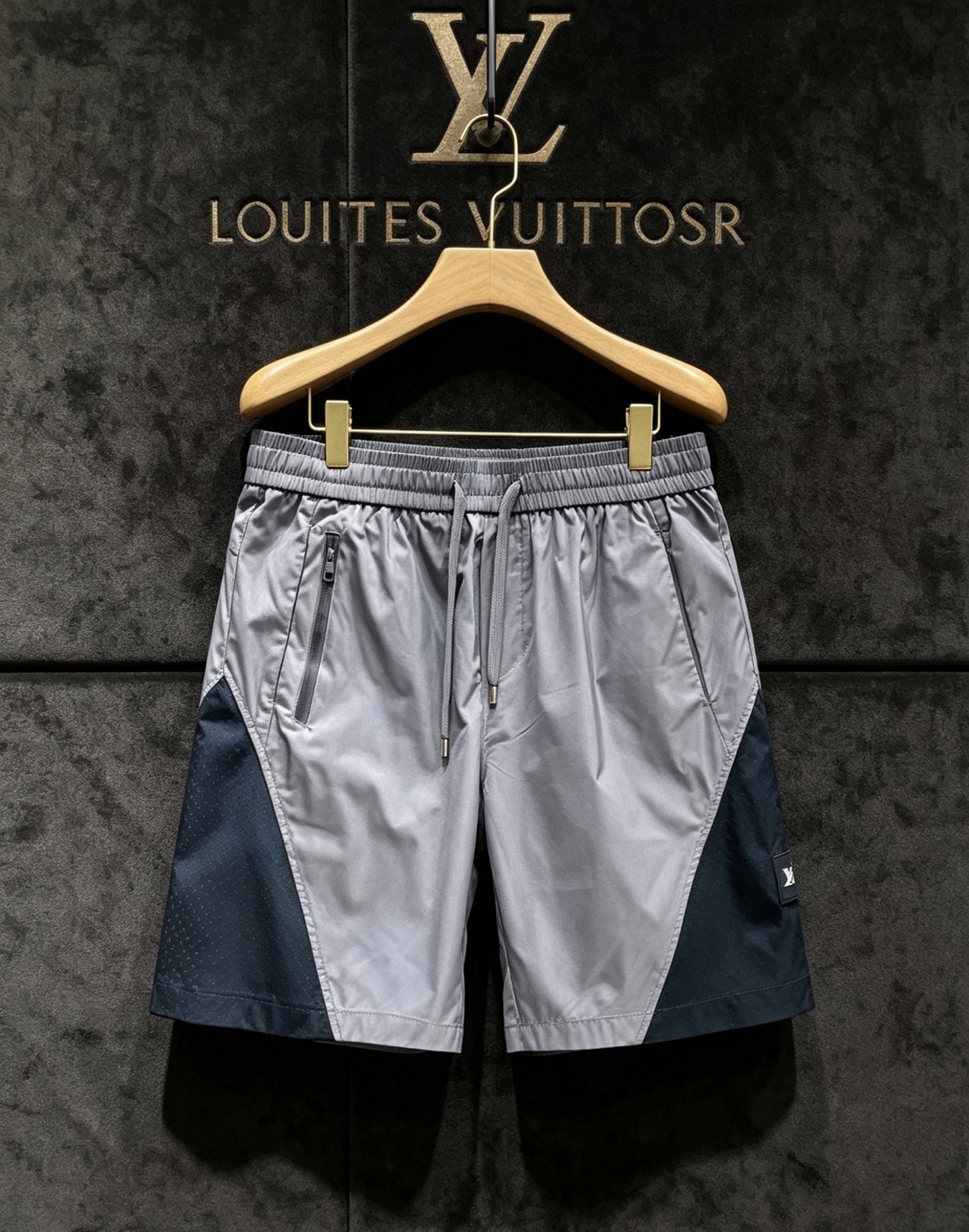 NO:931651,LV [2026 Spring and Summer Limited · Contrast Color Splicing Casual Shorts] The annual 'lazy high-end' pants are now online, providing you with refreshing outfits throughout the summer!  [High-definition woven fabric] Light and breathable, with anti-wrinkle and drape, it will not collapse when you sit for a long time or sweat, and it will be zero burden to wear in summer [Twill contrast tailoring] Classic gray and black/off-white and navy blue two-color optional, neat splicing to modify the leg shape, slightly loose and straight version, hiding the flesh and making you look slimmer without being too picky [Control of details]  Must-have】Side zipper pockets + brand logo woven label, elastic waist with metal head drawstring, taking into account practicality and texture, suitable for daily/sports/commuting [Versatile with no restrictions] Same style design for men and women, suitable for diverse summer wear scenarios, looks good with any T-shirt/sweatshirt/POLO  Size 48-56,,louis vuitton,hoodie,sweatshirts,shorts,tees,t-shirt,19860909LV【2026春夏限定 · 撞色拼接休闲短裤】 年度“懒人高级感”神裤重磅上线,承包你整个夏天的清爽穿搭！【高定梭织面料】轻薄透气,自带抗皱垂坠感,久坐不塌、出汗不粘身,夏天穿零负担【斜纹撞色剪裁】经典灰黑/米白藏蓝双色可选,利落拼接修饰腿型,微宽松直筒版型,藏肉显瘦不挑身材【细节控必入】侧边拉链口袋+品牌标识织标,松紧腰搭配金属头抽绳,兼顾实用性与质感,日常/运动/通勤都适配【百搭不设限】男女同款设计,适配多元夏日穿搭场景,T恤/卫衣/POLO随便搭都好看 码数48-56,,louis vuitton,hoodie,sweatshirts,shorts,tees，t-shirt,,Men's clothing