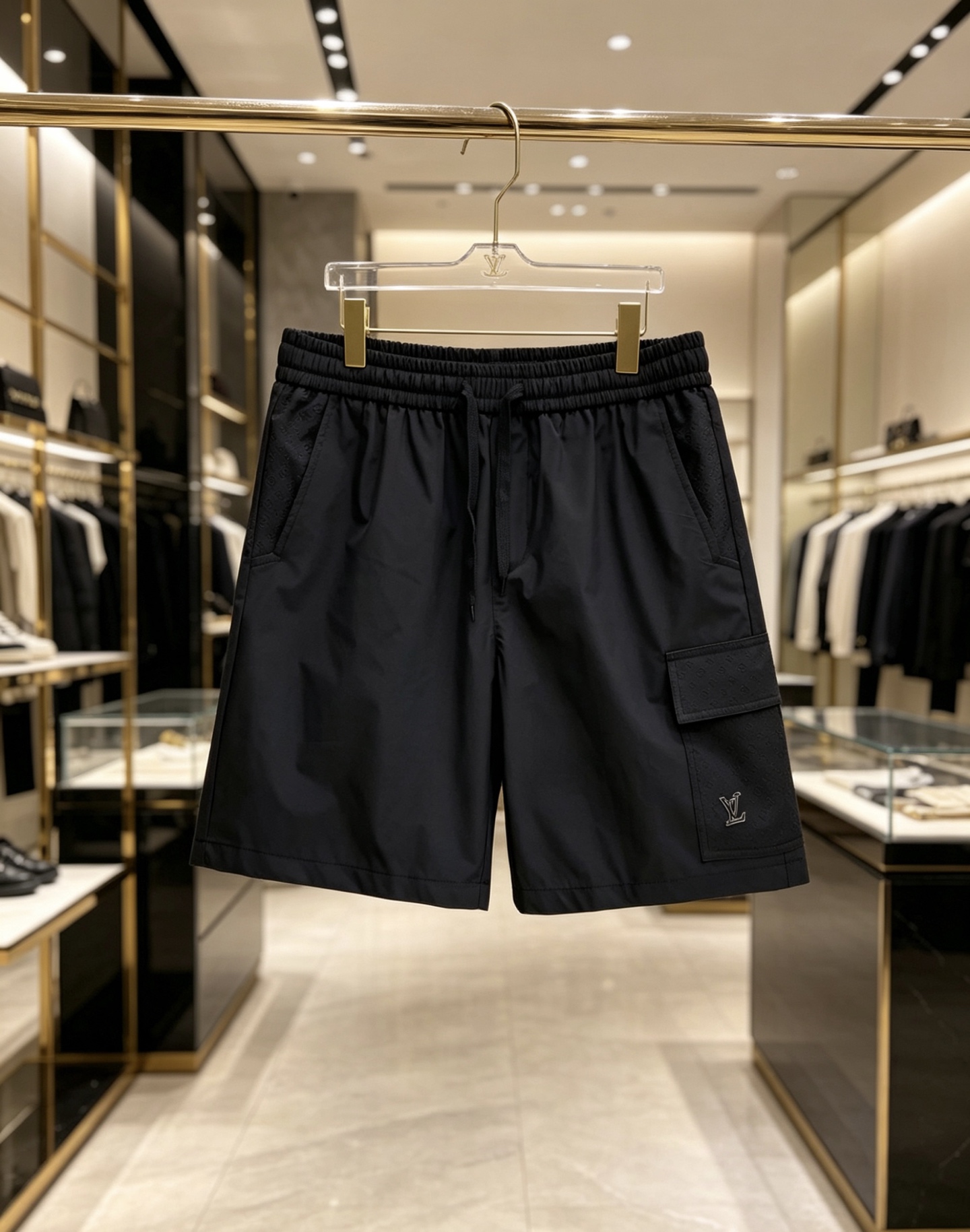 NO:931664,LV1911 Louis Vuitton's new spring and summer presbyopic cargo shorts, welded directly into the summer wardrobe!  Classic presbyopic dark pattern stitching, side cargo pockets + metal LV logo, full of recognition, and the upper body has a relaxed and high-end feel. High-count breathable woven fabric, crisp but not soft, refreshing and not sweaty in summer. Elastic drawstring waistband + loose straight cut, regardless of body shape, can be worn by both men and women. Off-white/charcoal black two-color optional, white is refreshing and reduces age, black is versatile and slimming, close your eyes without stepping on the thunder!  Code number 48-56,,louis vuitton,louis vuitton,shorts,19860909LV1911 Louis Vuitton春夏新款老花工装短裤,直接焊在夏日衣柜里！ 经典老花暗纹拼接,侧边工装口袋+金属LV标识,辨识度拉满,上身自带松弛高级感 高支透气梭织面料,挺括不软塌,夏天穿清爽不闷汗 松紧抽绳腰头+宽松直筒剪裁,不挑身材,男女都能搭 米白/炭黑双色可选,白的清爽减龄,黑的百搭显瘦,闭眼入不踩雷！ 码数48-56,,louis vuitton,louis vuitton,shorts,,Men's clothing