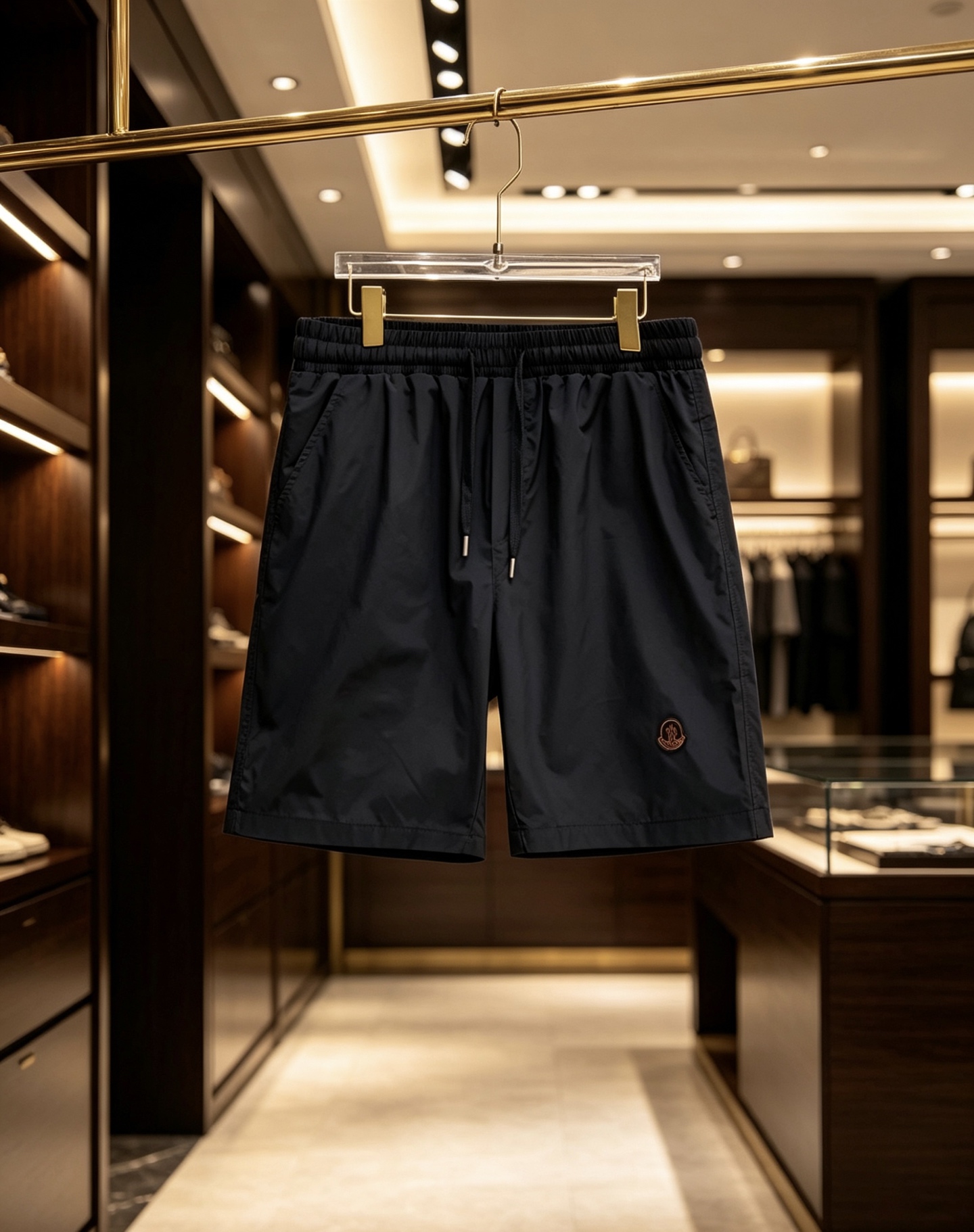 NO:931684,Moncler1911 new spring and summer Moncler embroidered logo casual shorts, welded directly into the summer wardrobe!  Classic brand embroidery badges are embellished, low-key and recognizable, and the upper body has a simple and high-end feel. High-count, breathable and quick-drying fabrics, crisp and not soft, refreshing and not sweaty in summer. Elastic drawstring waistband + loose straight cut, suitable for both men and women regardless of body shape. Off-white/charcoal black two-color options, white is refreshing and reduces age, black is versatile and slimming, close your eyes without stepping on the thunder!  Size 48-56,,Moncler,shorts,19860909Moncler1911 蒙口春夏新款刺绣标休闲短裤,直接焊在夏日衣柜里！ 经典品牌刺绣徽章点缀,低调又有辨识度,上身自带简约高级感 高支透气速干面料,挺括不软塌,夏天穿清爽不闷汗 松紧抽绳腰头+宽松直筒剪裁,不挑身材,男女都能搭 米白/炭黑双色可选,白的清爽减龄,黑的百搭显瘦,闭眼入不踩雷！ 码数48-56,,Moncler,shorts,,Men's clothing