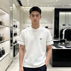 Prada 普拉达💎2026秋冬新款 Prada三角标空气层短袖T恤打底衫 高端重磅空气层面料,厚实挺括,不易起皱变形 Prada 普拉达💎2026秋冬新款 Prada三角标空气层短袖T恤打底衫 高端重磅空气层面料,厚实挺括,不易起皱变形