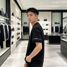 Prada 普拉达💎2026秋冬新款 Prada三角标空气层短袖T恤打底衫 高端重磅空气层面料,厚实挺括,不易起皱变形 Prada 普拉达💎2026秋冬新款 Prada三角标空气层短袖T恤打底衫 高端重磅空气层面料,厚实挺括,不易起皱变形