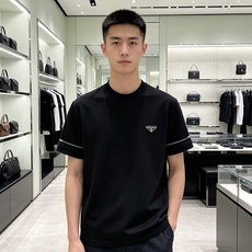 Prada 普拉达💎2026秋冬新款 Prada三角标空气层短袖T恤打底衫 高端重磅空气层面料,厚实挺括,不易起皱变形 Prada 普拉达💎2026秋冬新款 Prada三角标空气层短袖T恤打底衫 高端重磅空气层面料,厚实挺括,不易起皱变形