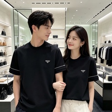 Prada 普拉达💎2026秋冬新款 Prada三角标空气层短袖T恤打底衫 高端重磅空气层面料,厚实挺括,不易起皱变形 Prada 普拉达💎2026秋冬新款 Prada三角标空气层短袖T恤打底衫 高端重磅空气层面料,厚实挺括,不易起皱变形