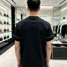 Prada 普拉达💎2026秋冬新款 Prada三角标空气层短袖T恤打底衫 高端重磅空气层面料,厚实挺括,不易起皱变形 Prada 普拉达💎2026秋冬新款 Prada三角标空气层短袖T恤打底衫 高端重磅空气层面料,厚实挺括,不易起皱变形