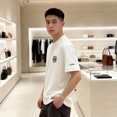💫2026秋冬新款LOEWE罗意威刺绣短袖T恤打底衫 甄选重磅空气层面料,厚实垂顺,抗皱不易变形 胸口经典Anagram 💫2026秋冬新款LOEWE罗意威刺绣短袖T恤打底衫 甄选重磅空气层面料,厚实垂顺,抗皱不易变形 胸口经典Anagram